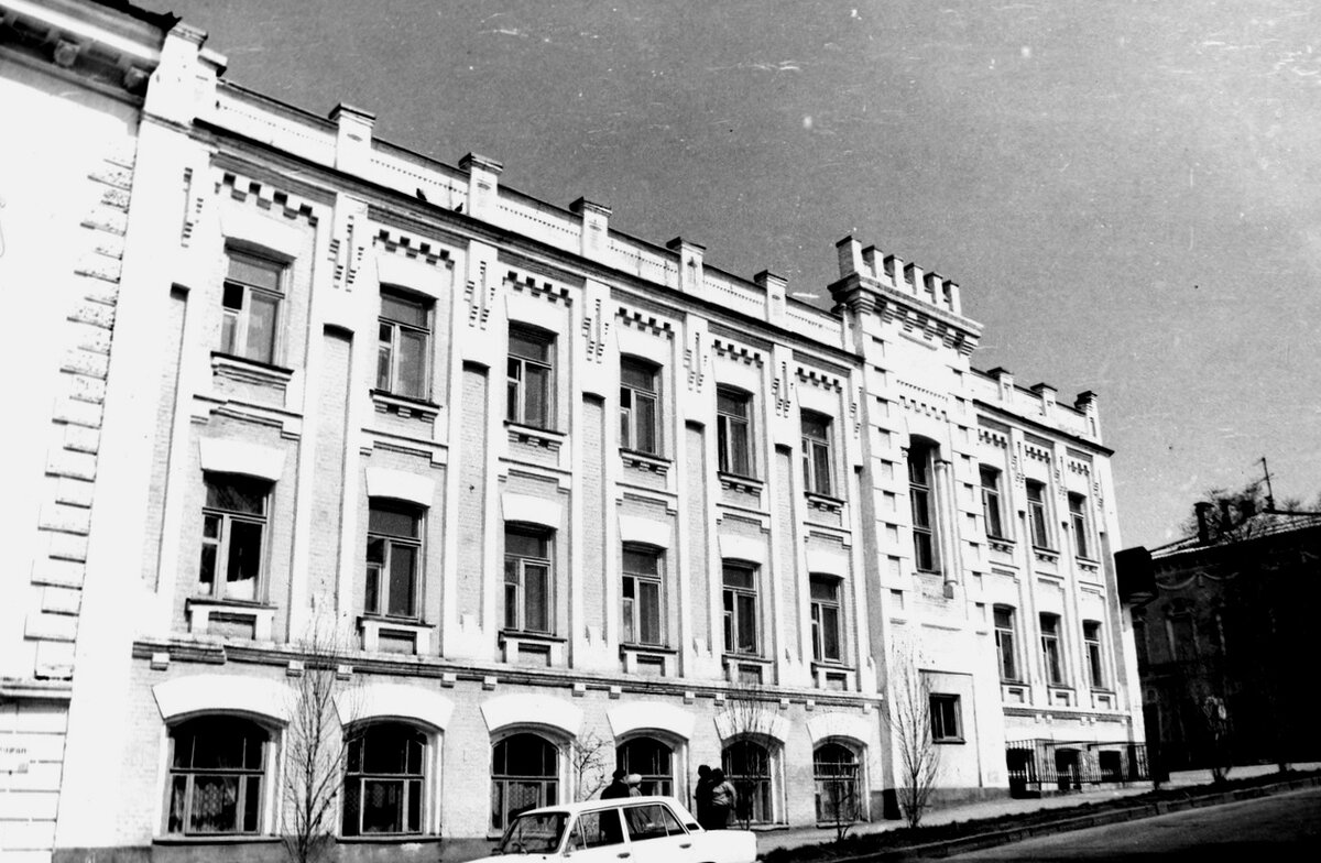 Основанием "дома-крепости" визуально служит цокольный этаж, отделенный от основнй части межэтажным карнизом