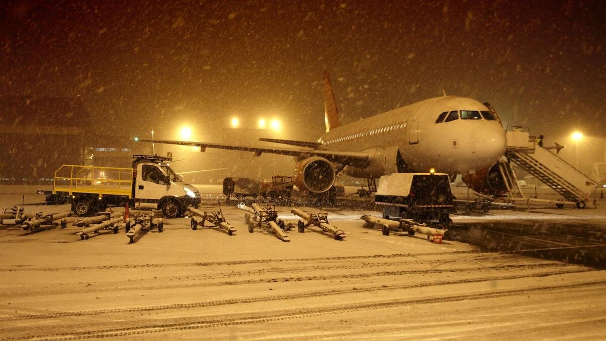    Самолет на ВПП:Andrew Holt/Getty Images