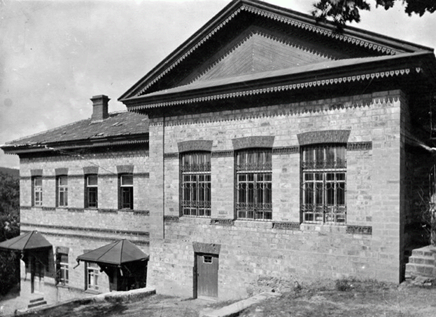Свято-Никольская церковь с двухэтажным школьным корпусом, 1914 год.