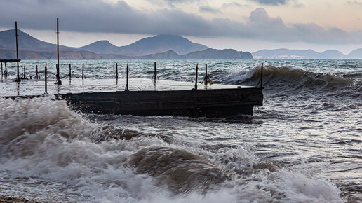 Суровое зимнее море в Крыму