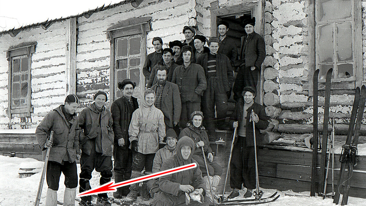 Юра Юдин, в светлых бахилах. Посёлок 41 Квартал.