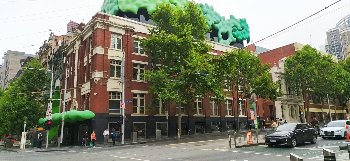 Достала телефон через 10 минут после выхода из гостиницы. Дом украшен какими-то зелеными штуками, очень по-скандинавски.