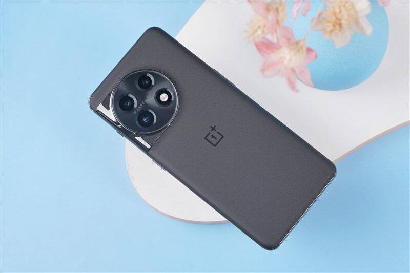    Во флагманскую линейку OnePlus этого года пока входит один смартфон, OnePlus 11, но его характеристики соответствуют модели Pro. Фото: igeekphone.com