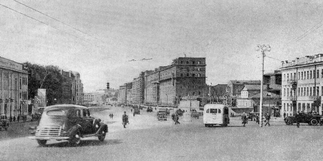 Недостроенное здание будущей гостиницы "Пекин", 1940 год. Вид со стороны Тверской.