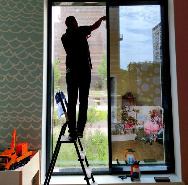 Процесс тонировки окон зеркальной солнцезащитной пленки в детском саду