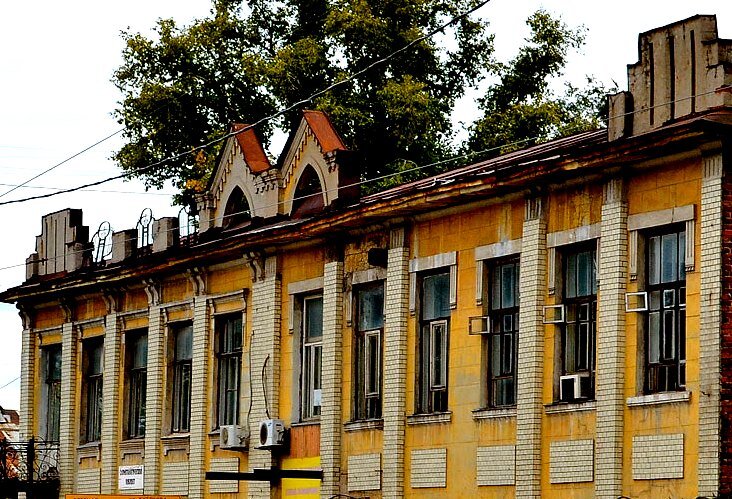 .Центральные аттики с проемами в виде стрельчатых арок декорированы зубцами-дентикулами
