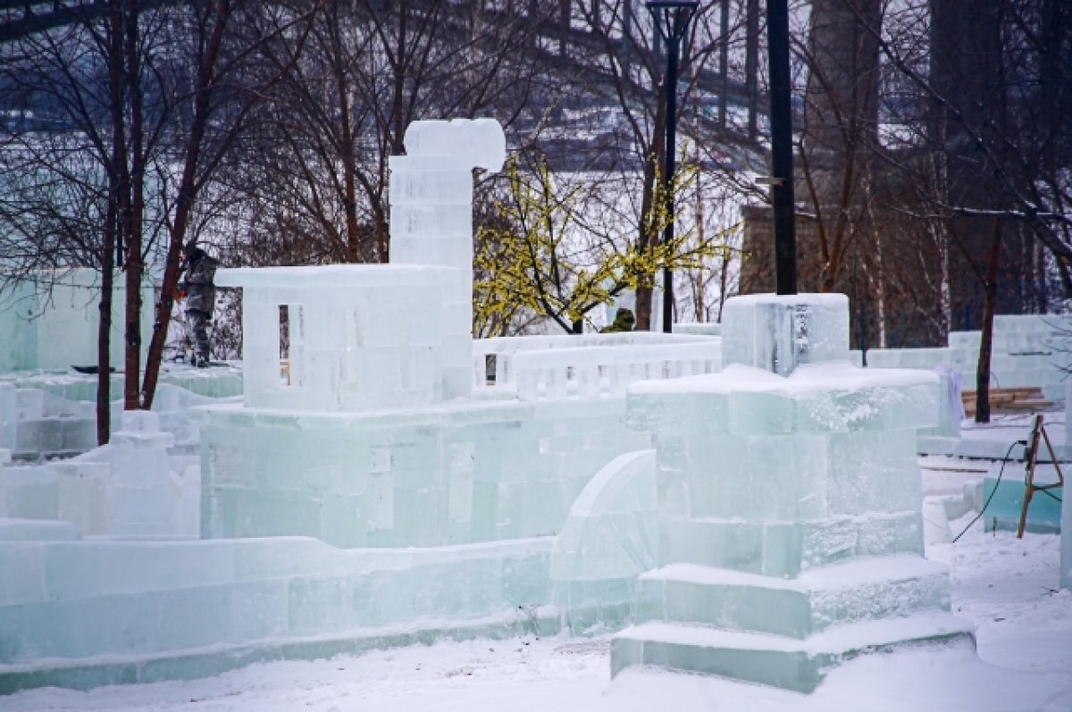    В Новосибирске на Михайловской набережной закрылся ледовый городок