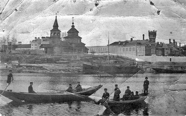 Архивное фото. Это место до сих пор называют "под Маковкой" Деревянную церковь сожгли сектанты в 20-х годах прошлого столетия. Справа замок и крепостная стена