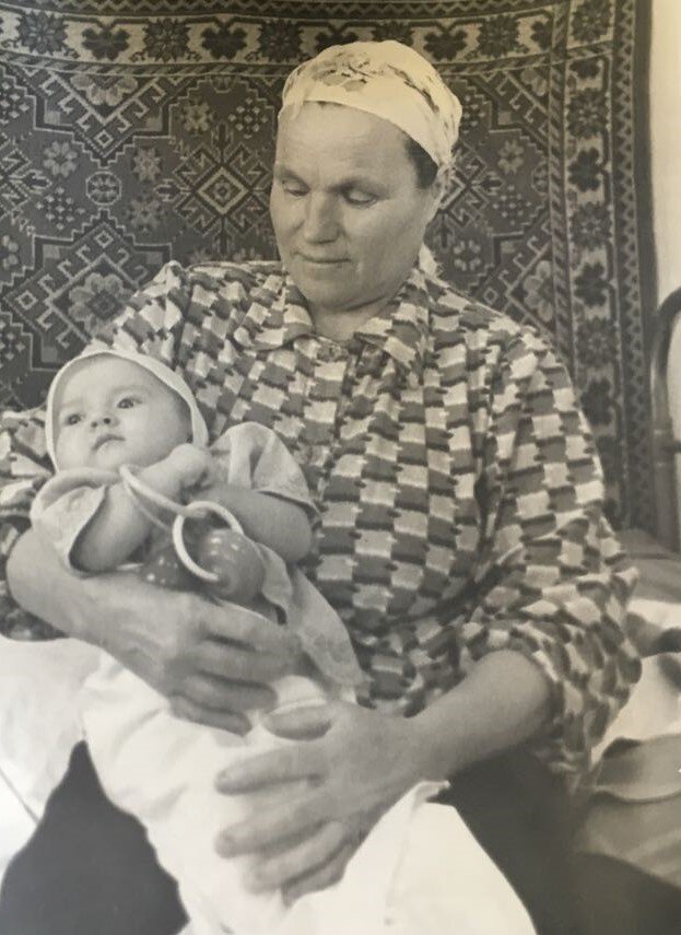 Бабушка со мной. Ей здесь 54 года. Только сейчас я стала замечать, что суставы на пальцах у неё уже тогда были деформированы артрозом. Вся жизнь её прошла в работе, всё умели эти руки.