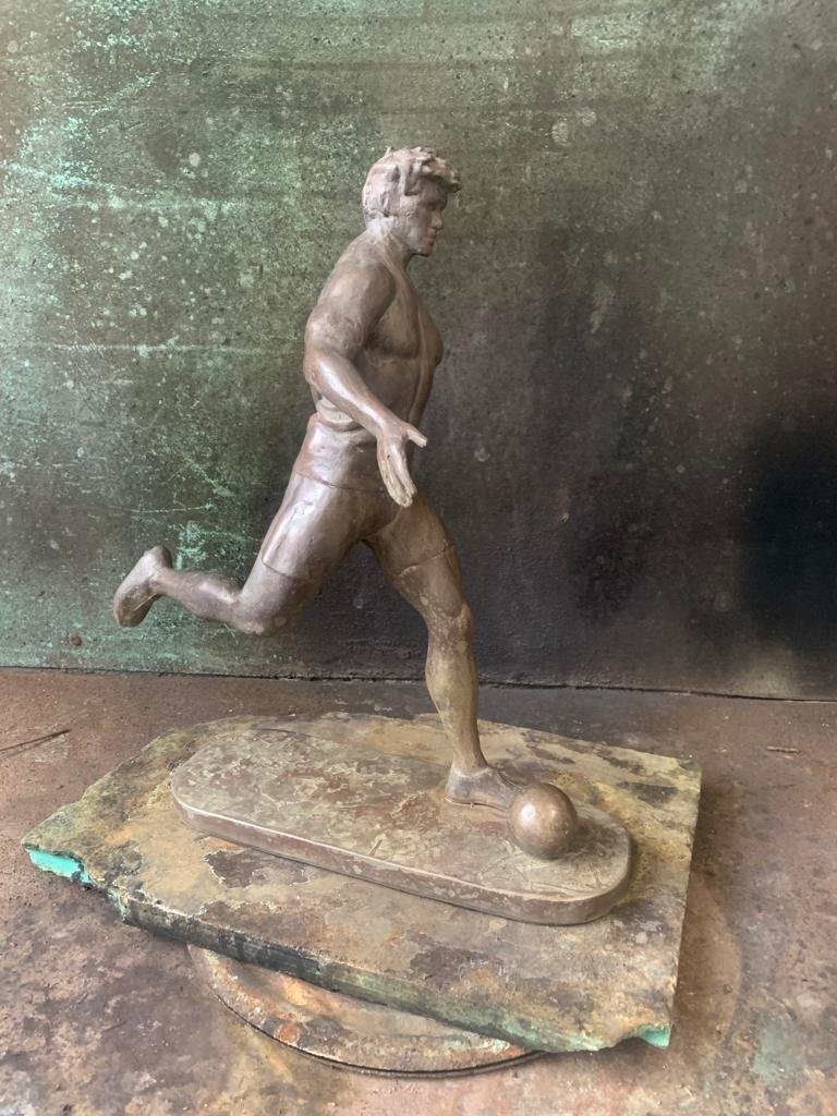 Скульптура «Футболист», автор - Петр Лизунов, высота 40 см. Бронза, патина, постамент — итальянский мрамор.