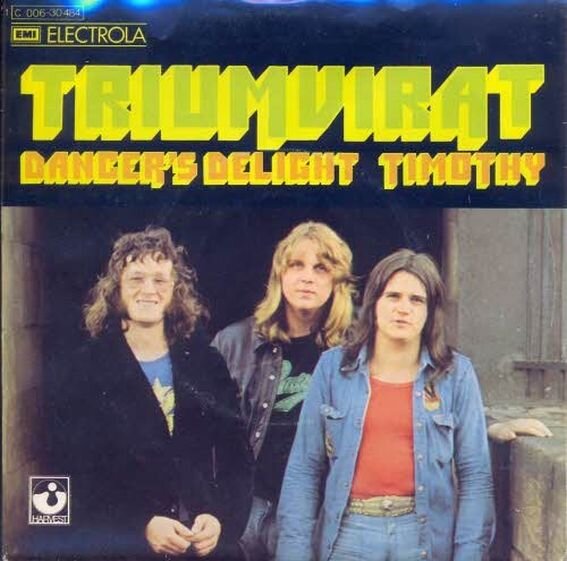 Сингл Triumvirat 1973 года с песнями "Dancer's Delight" и "Timothy", которые не вошли на альбом "Illusions on a Double Dimple", хотя записывались на сессиях к нему с июля по октябрь 1973 года. Справа налево: барабанщик Hans Bathelt, клавишник Jurgen Fritz и бас-гитарист, он же вокалист Helmut Kollen