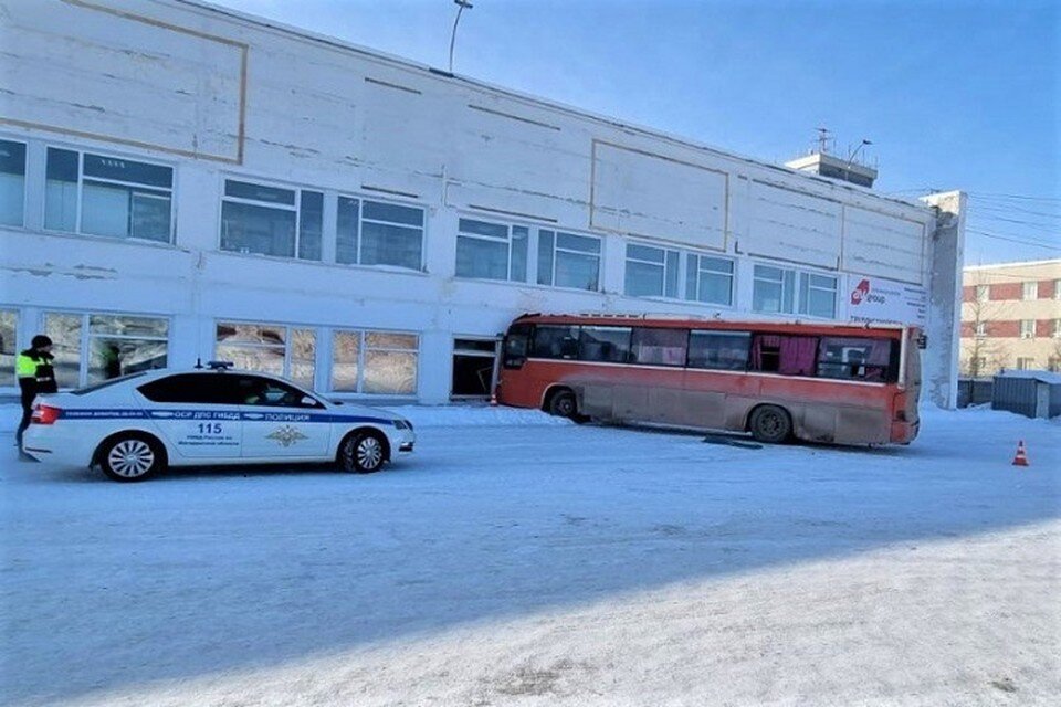     Такую картину наблюдали очевидцы происшествия Фото: УГИБДД по Магаданской области