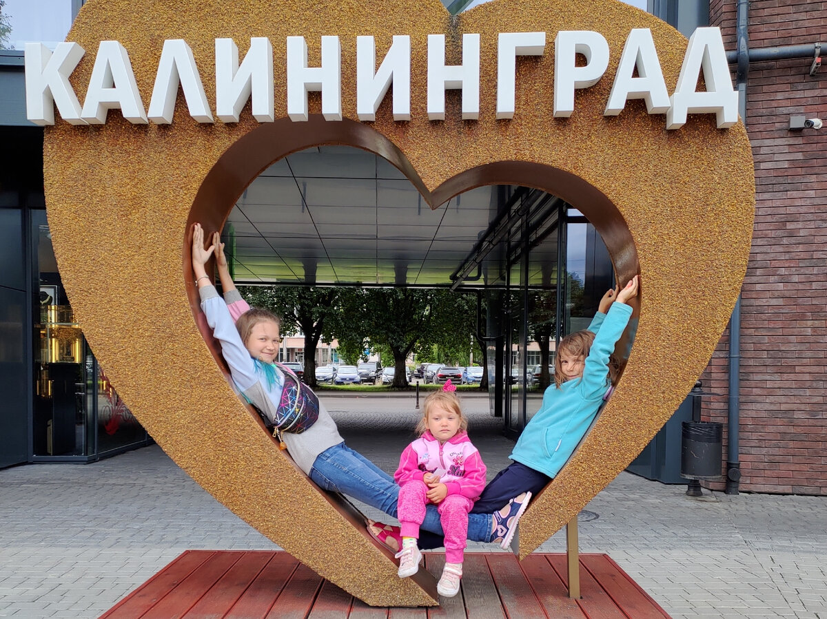 Дочкам было 10, 7 и 3 года 