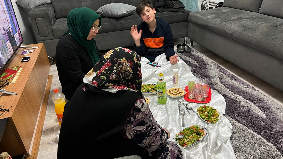 Мальчику Сефа сейчас 13 лет, и он уже во второй раз держит пост