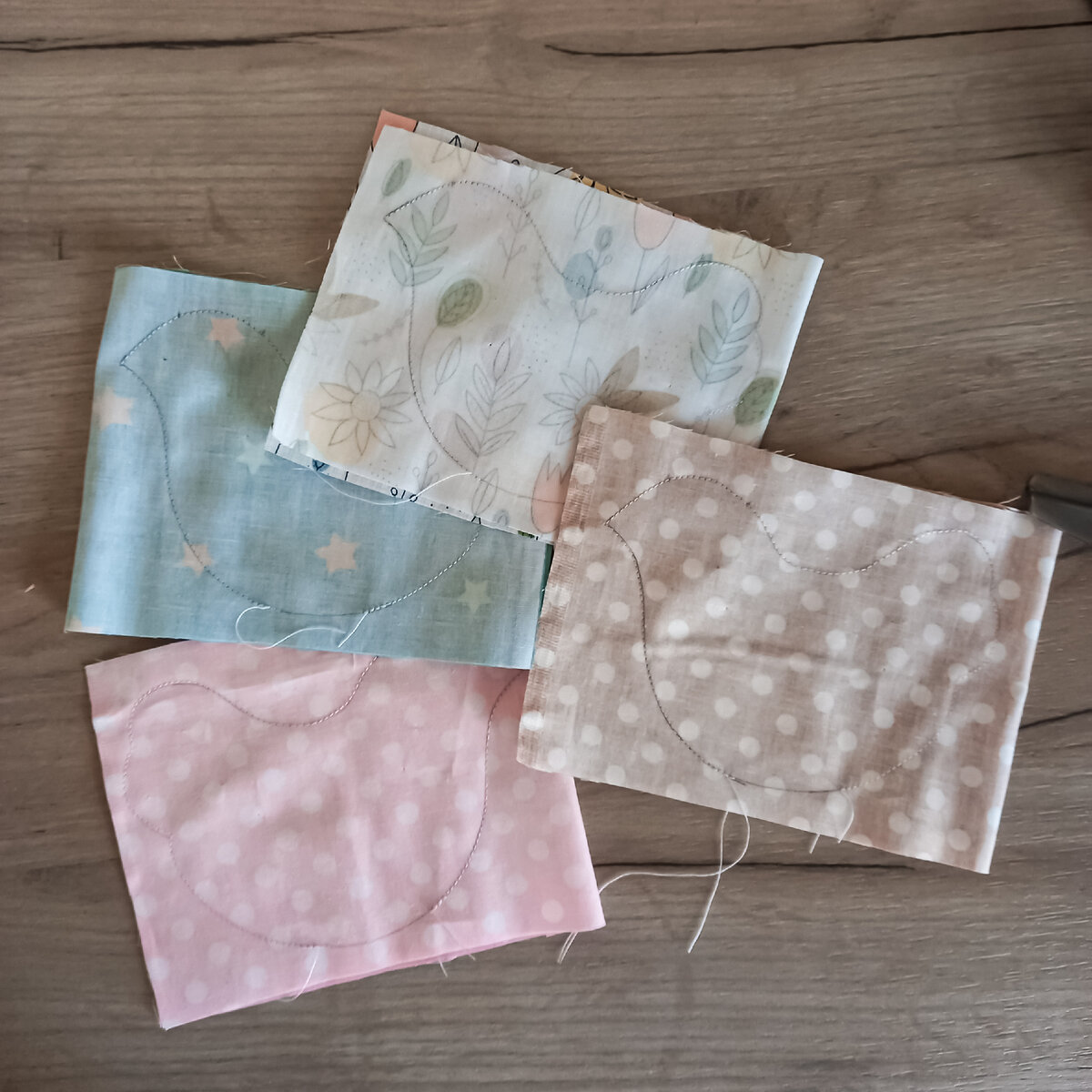 Прострочи курочку по контуру, оставляя не зашитым участок для набивки. Picture by @voron.tata