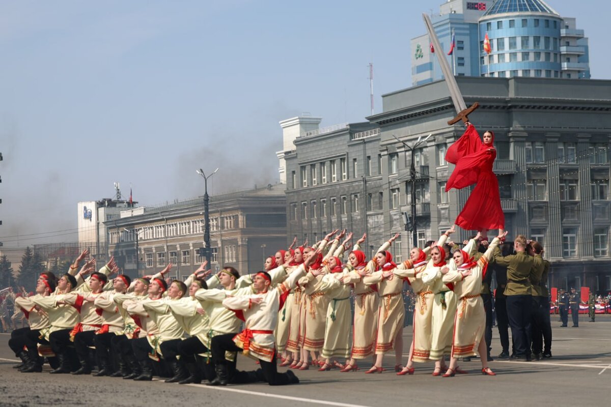 Театрализованное шоу во время парада в Челябинске.  Фото: Фото: пресс-служба правительства Челябинской области