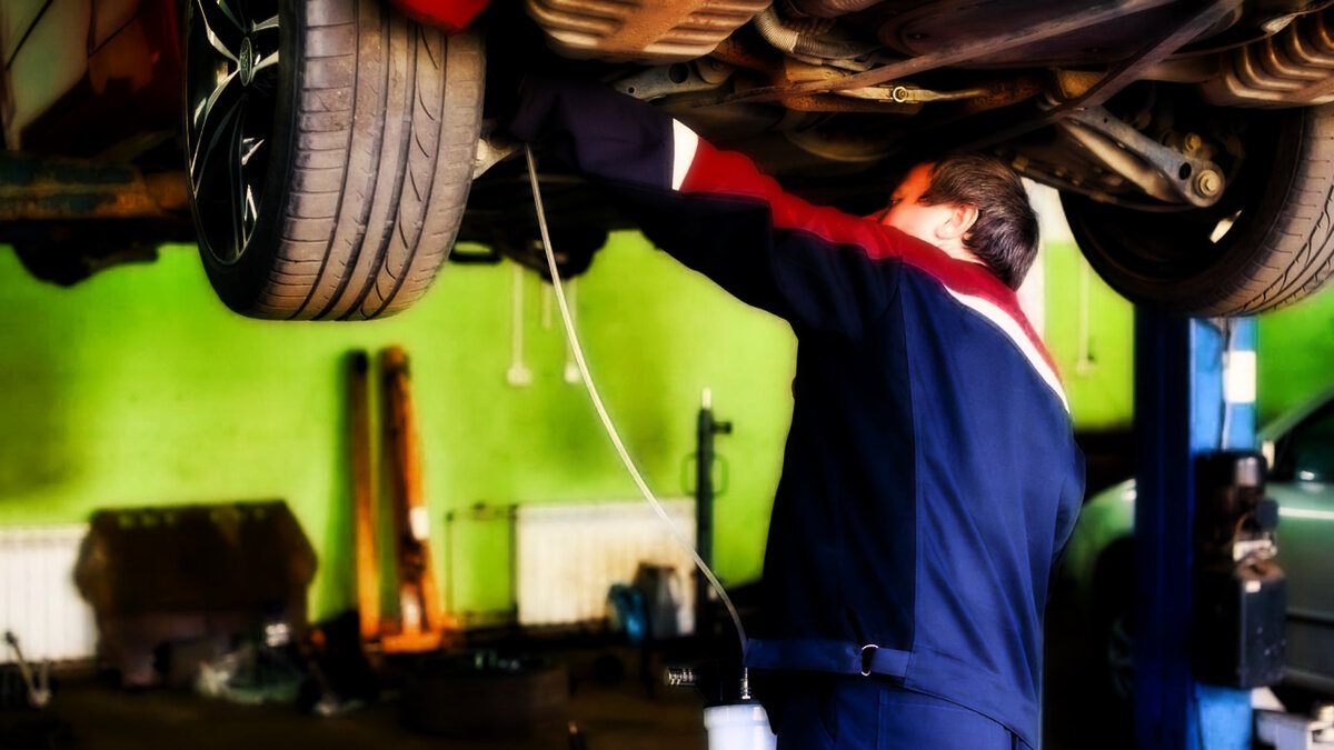 Машина в автомастерской. Автосервис приехали. Автосервис приехали. Автосервис парголово. Кузовной цех.