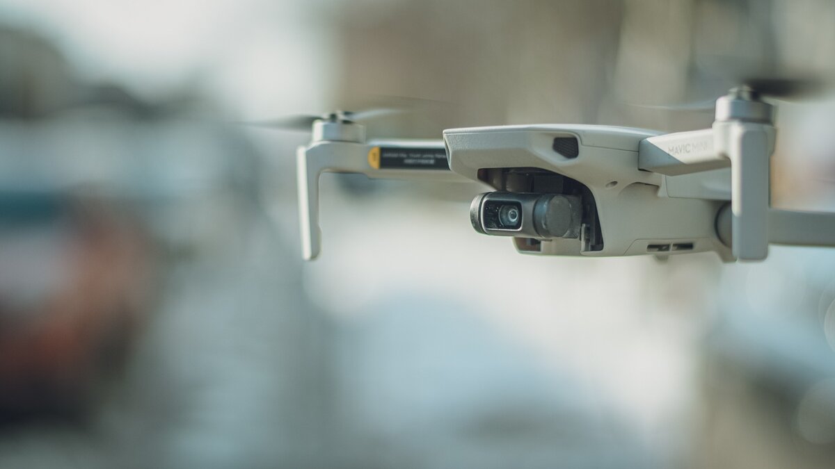     Украинский беспилотник самолетного типа накануне совершил попытку атаковать крупнейший нефтеперерабатывающий завод в Калужской области — «Первый завод». Об этом сообщает Telegram-канал SHOT со ссылкой на источник.