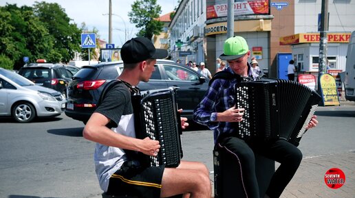 Молодые таланты!! Сразу покорили прохожих !! Кавера и классные хиты - душевно исполняют!!