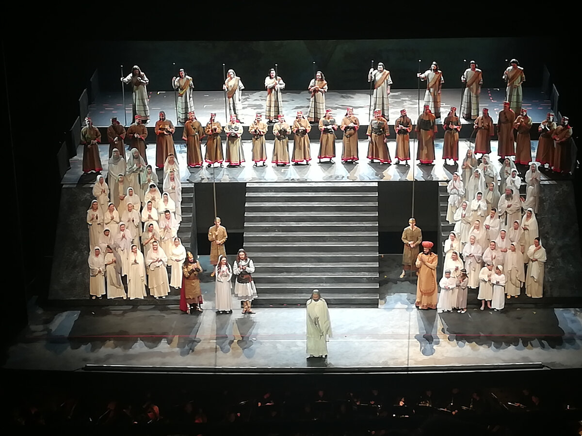 Такая вот декорация. Хор наверху и на лестнице. На поклонах М.Петренко
