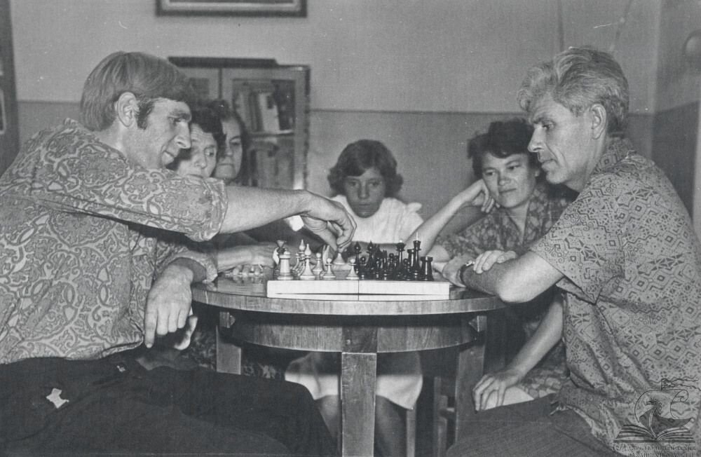 В профилактории Астраханского тепловозоремонтного завода. 1971 г. Фотография В. Хваткова. ГААО. Нефондовая организация «Фотодокументы». Оп. 43. Д. 159. Л. 1.