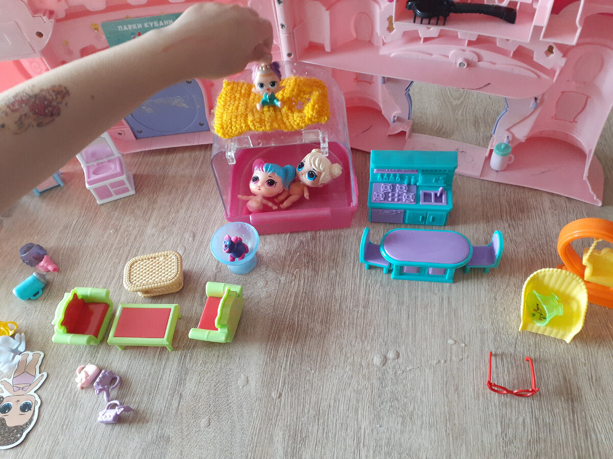 Куколки купаются в бассейне.