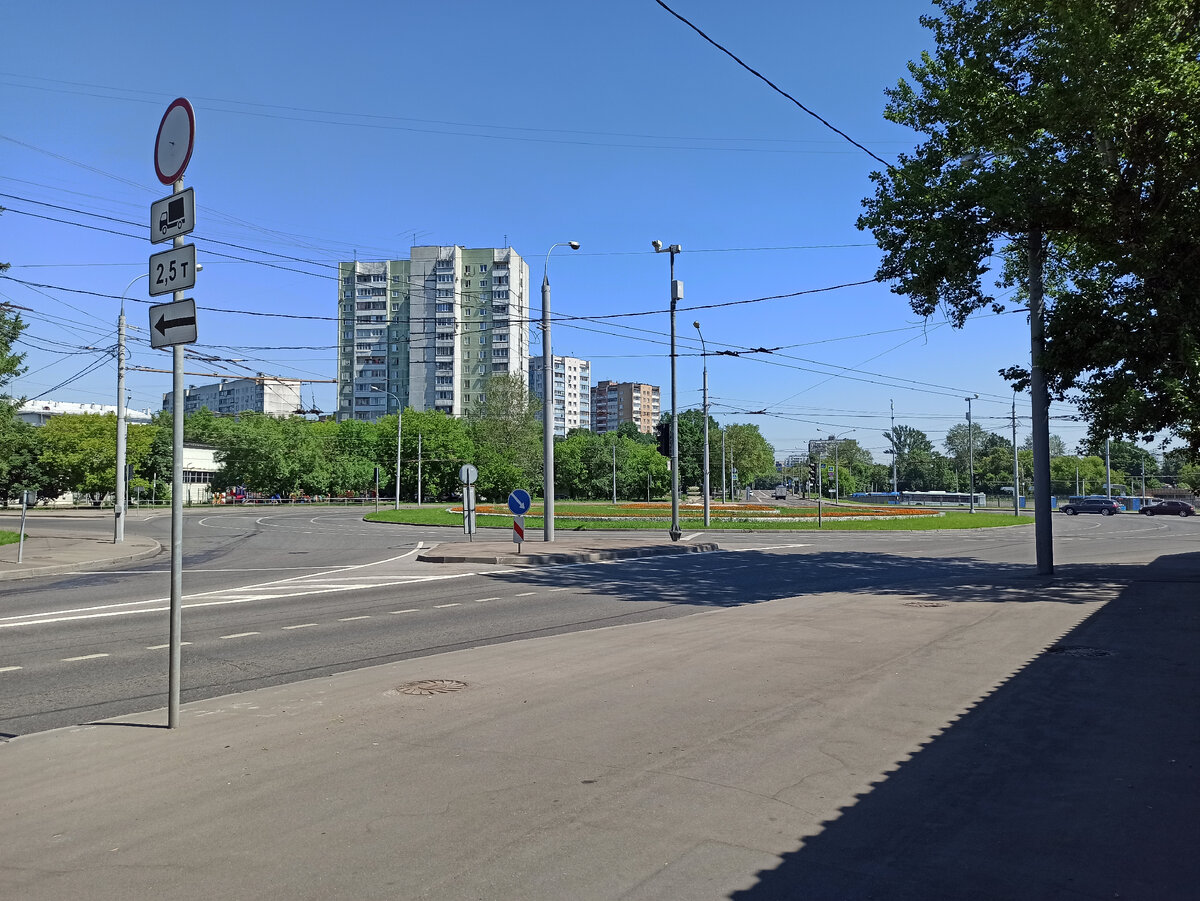 Клумба на развороте. Вообще Москва в летний период прекрасна. Даже спальные районы в такие дни становятся очень милыми и приятными. Изнуряет только жара.