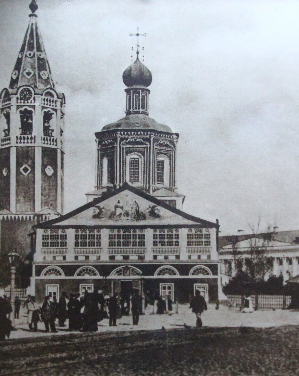Кто угадал, молодец! Все верно, это фото Свято Троицкого собора, сделанного в  далеких  дореволюционных годах. Уникальный городской памятник архитектуры, окончания 17 -начала 18 веков. В 1695 году, был построен первый этаж здания.  Ну а в следующие года собор постепенно разрастался.