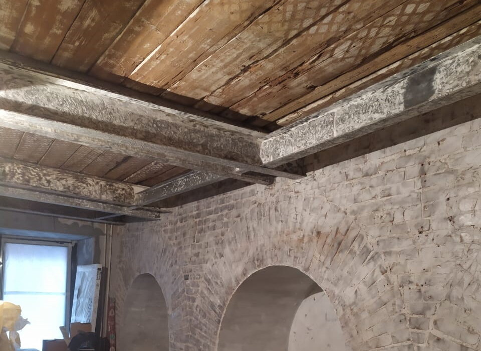 Металлические перемычки применяются для усиления оконных и дверных проёмов