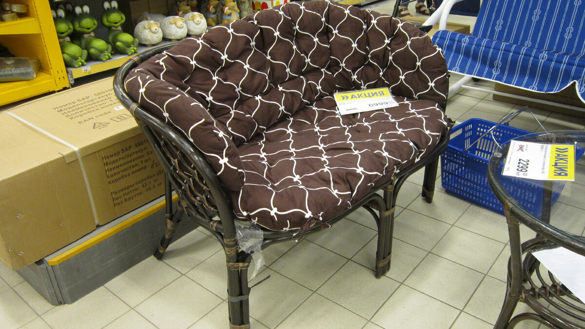 Гипермаркет Лента. Диван из натурального ротанга с подушкой. Цена: 6999 рублей