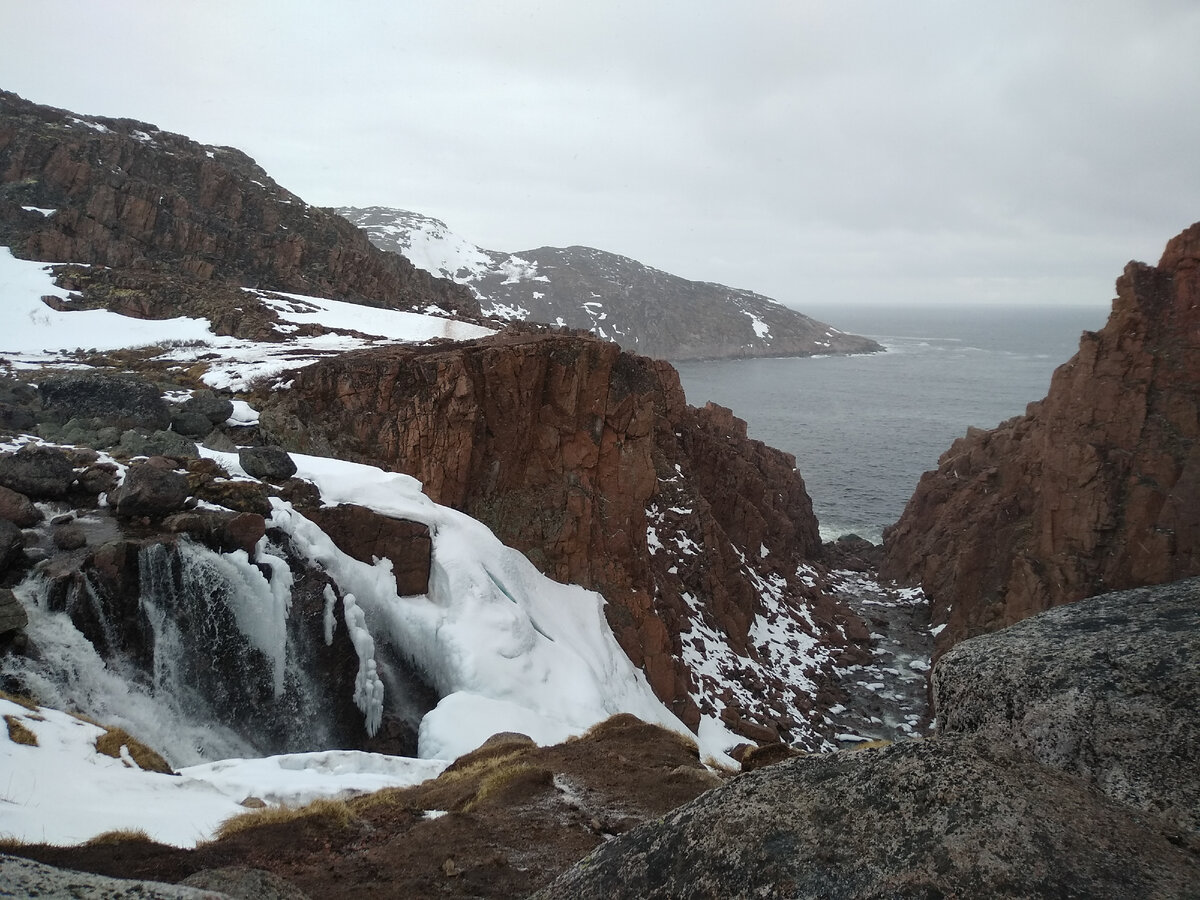 Водопад в Териберке (Мурманская область). Рядом с популярными туристическими местами землю вряд ли дадут. Но кто мешает сделать новый туристический объект?