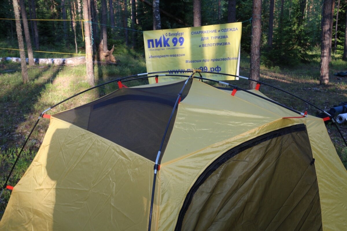 Очень большие вентиляционные окна на внутренней палатке. Потому что у этой модели не полусферическая, а, скорее, пирамидальная форма. Боковая стенка больше, значит, больше и вентиляционное окно
