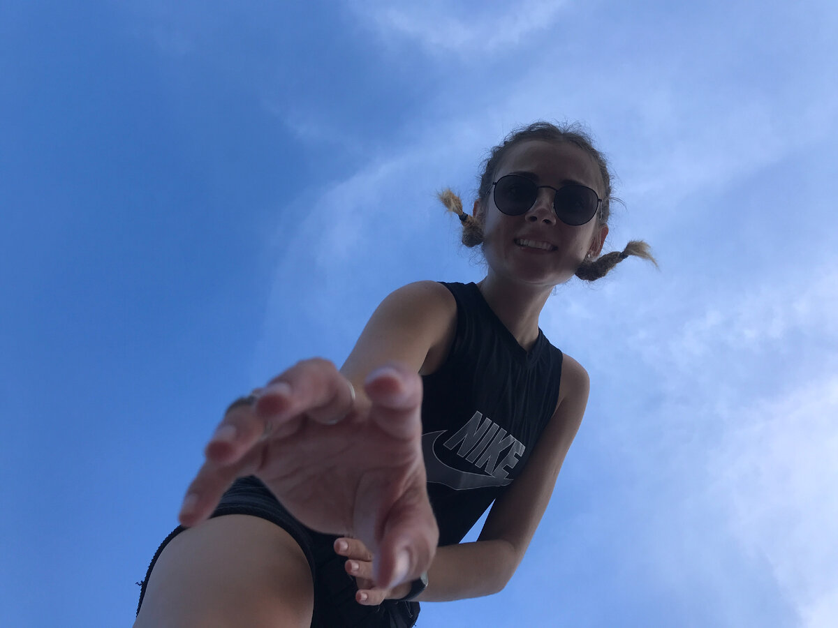 Съёмка с нижней точки на смартфон. 