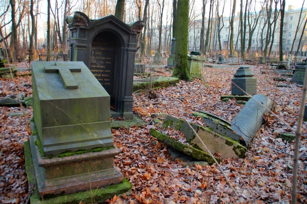 Городская застройка подобралась к старому Смоленскому кладбищу на Васильевском острове.