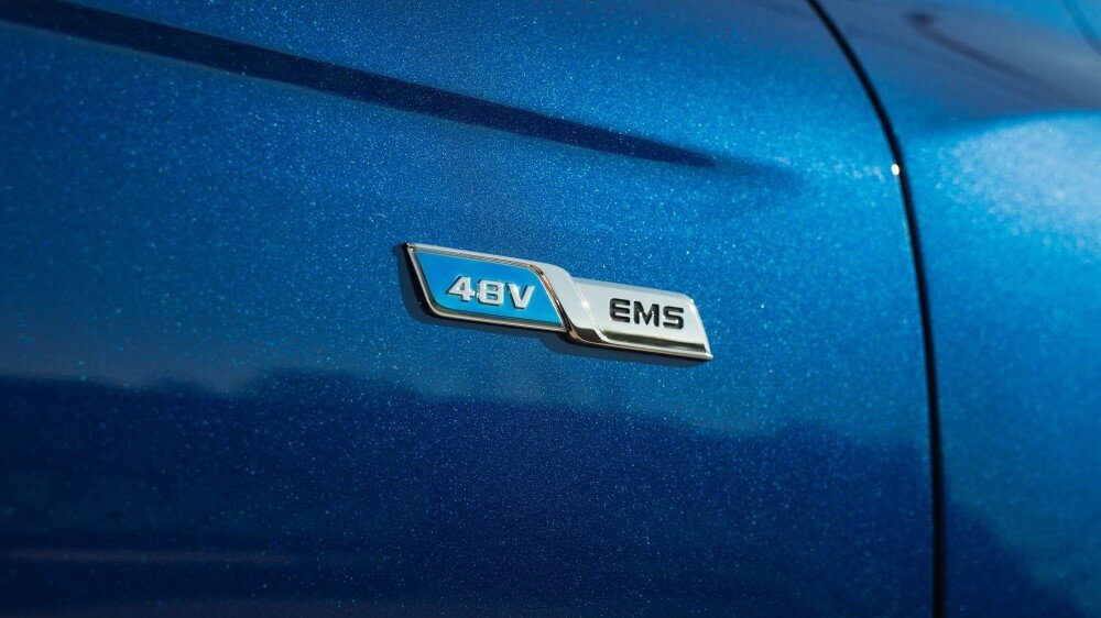 логотип системы мягкого гибрида на кроссовере Geely Atlas Pro