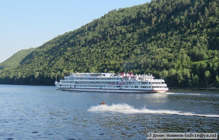 Круизный теплоход на Волге