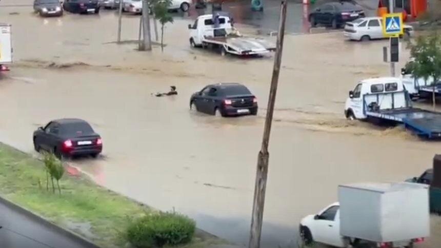 Ливень смыл автомобили в Дагестане