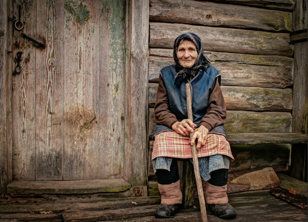 Деревенская бабушка. Бабушка в деревне. Старушка в деревне. Бабка в деревне. Фотография на которой меня нет образ бабушки