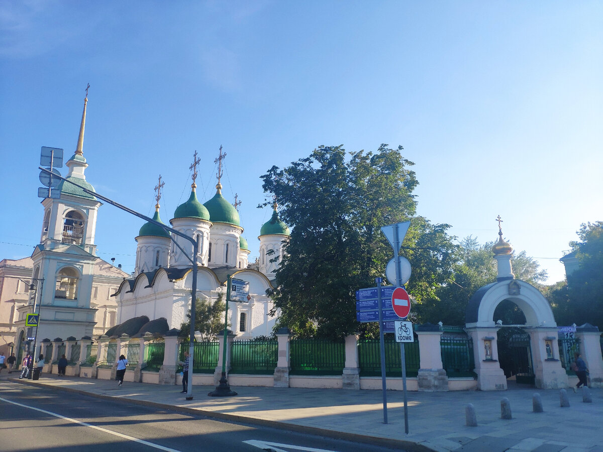 Церковь Троицы Живоначальной в Листах вид со Сретенки. Фото авторов