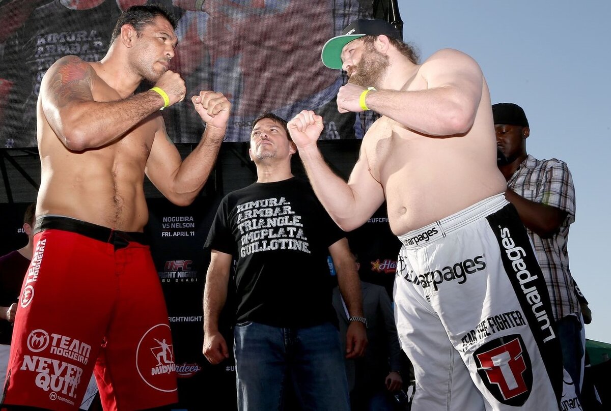 Дуэль взглядов между Ногейрой и Нельсоном. Источник: mmamania.com