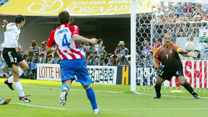 Оливер Невилл поражает ворота Хосе Луиса Чилаверта на 88' минуте