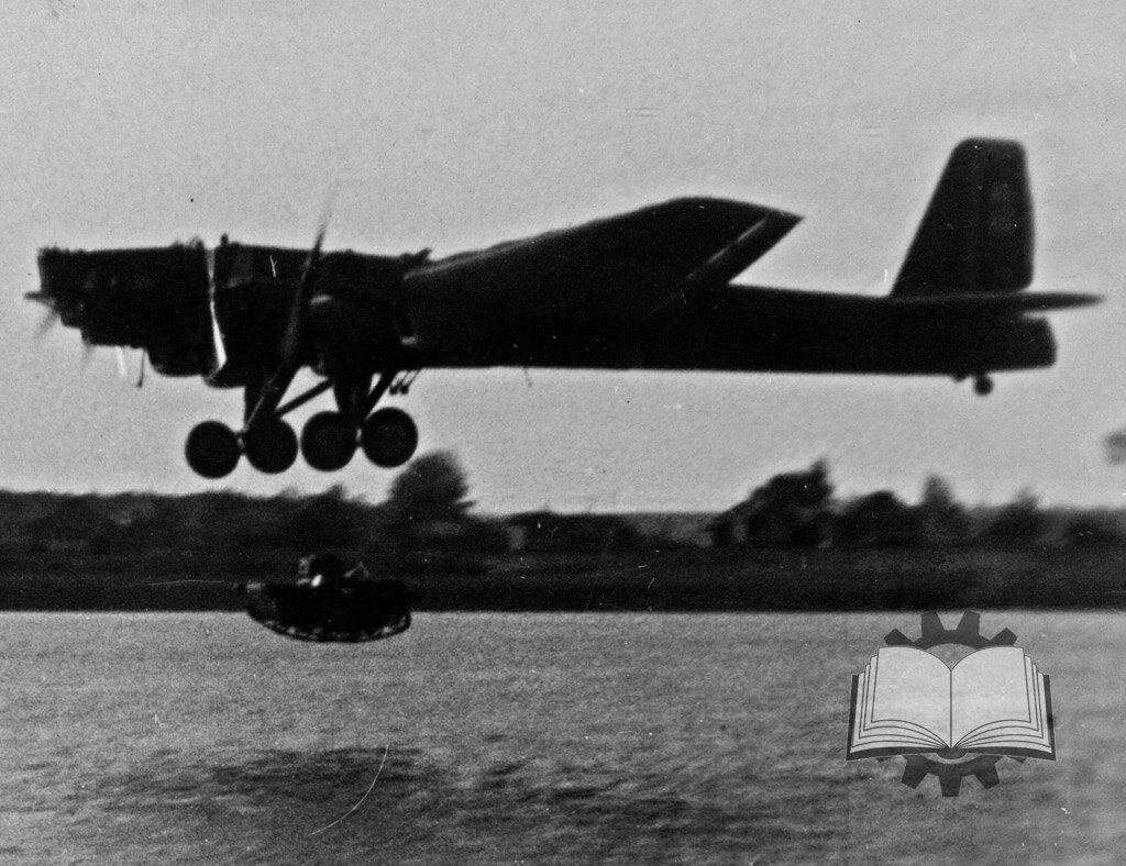 Попытка десантировать Т-37А, сейчас ему гидроударом порвет днище. 