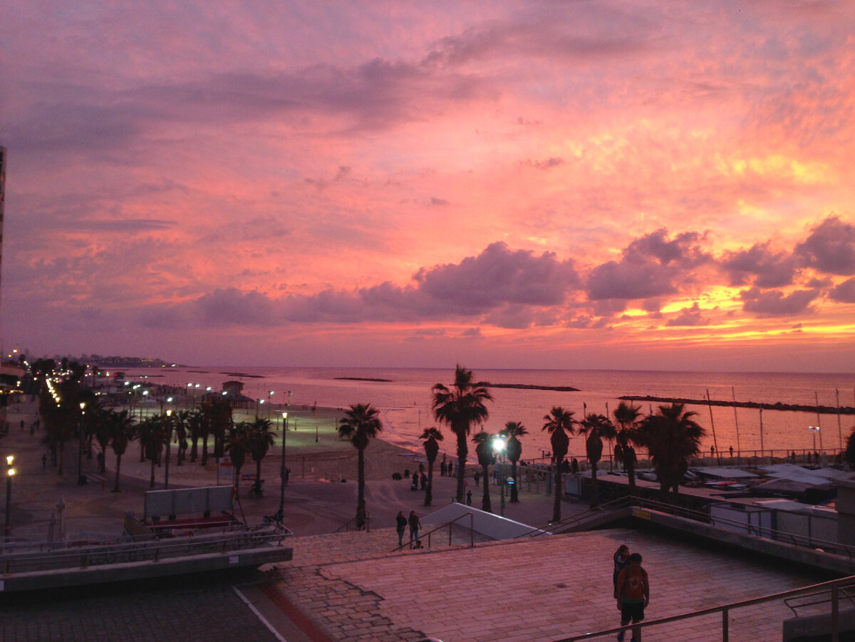 Потрясающий закат на пляже Тель-Авива. Без фильтров