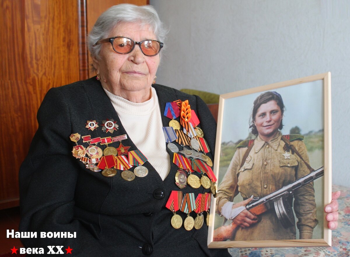 Лидия Михайловна Глухова. Май 2021 года, Ефремов. К моменту встречи я распечатал и вставил в рамку этот реколор её фронтовой фотографии, которую она никогда не видела. Автор реколора художник kostas26 