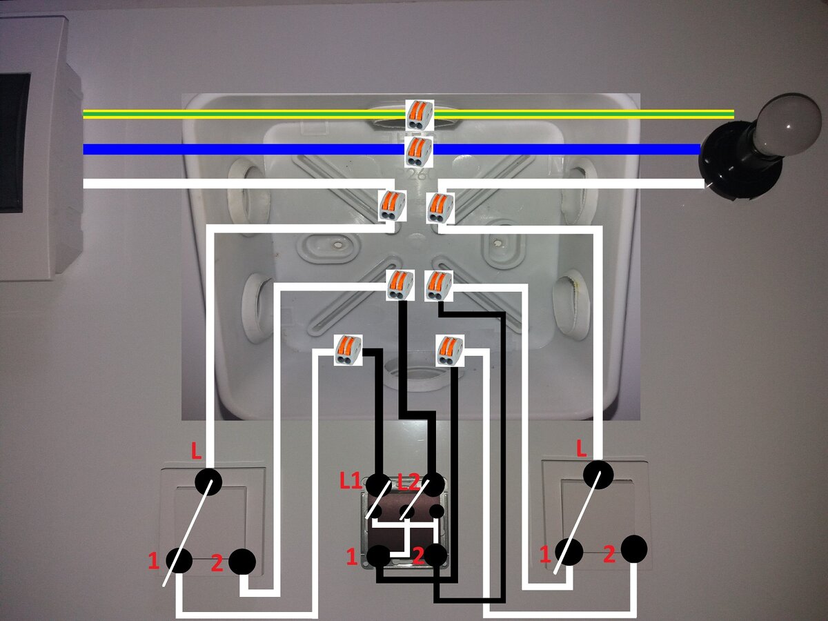 Схема подключения перекрестного выключателя, переключателя. Посмотреть обзор можно тут https://youtu.be/9HMPywpAf1A