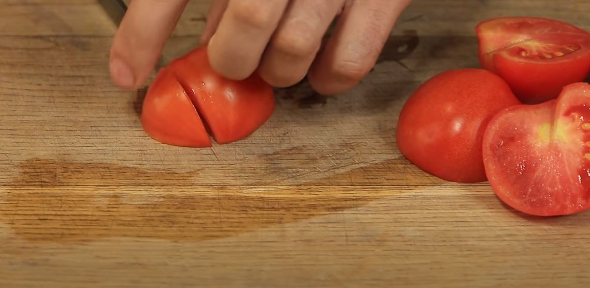 нарезаем очень мелко помидоры.