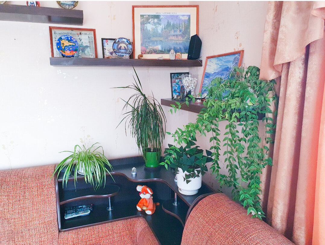 Уголок на диване