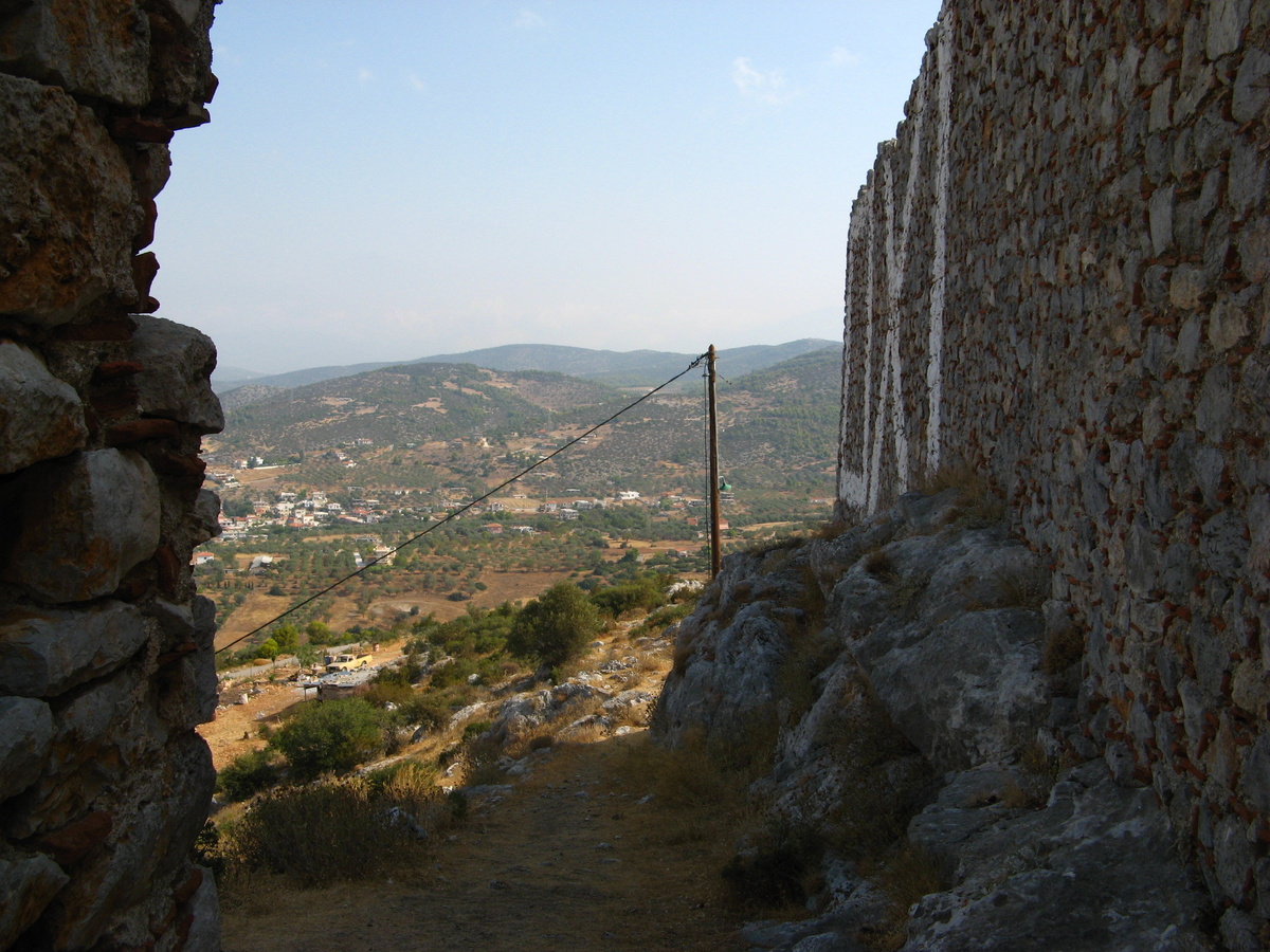 OXI - "НЕТ" по-гречески. Заброшенная крепость в Василико, о. Эвия.