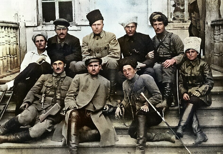 Анархисты-махновцы. Скорее всего, многие так и представляют себе «типичных анархистов». Но большая часть «анархистов-теоретиков» выглядела совсем иначе, с револьверами не бегала.