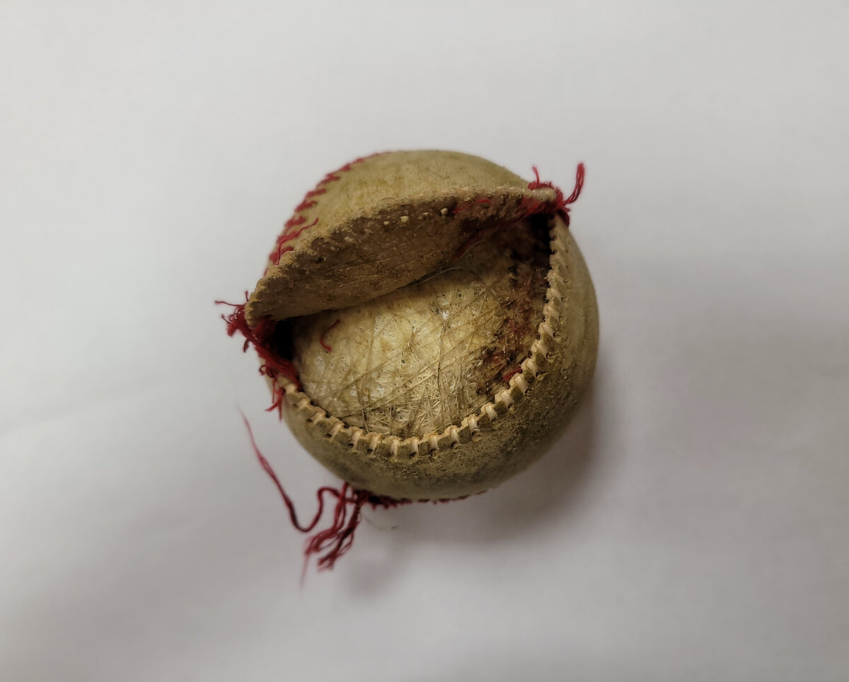 Старый порванный бейсбольный мяч